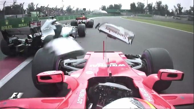 Z předního spoileru Vettelova Ferrari odlétaly kusy po kontaktu s Hamiltonem. Stejně jak se drolila i Němcova nadělej na titul.