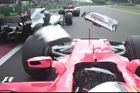 Vettel zase neudržel nervy na uzdě. Hamiltonovi prorazil pneumatiku, ale sám přišel o naději