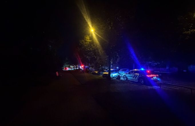 Policie vyšetřuje večerní střelbu na pražském Jarově. Jeden člověk zemřel, vyšetřovatelé zadrželi policistu.