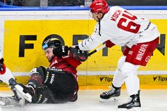 Oceláři vyloupili Prahu. Spartu položilo dlouhé oslabení po faulu kolenem