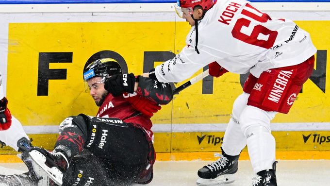 Zleva Mārtiņš Dzierkals ze Sparty a Patrik Koch z Třince