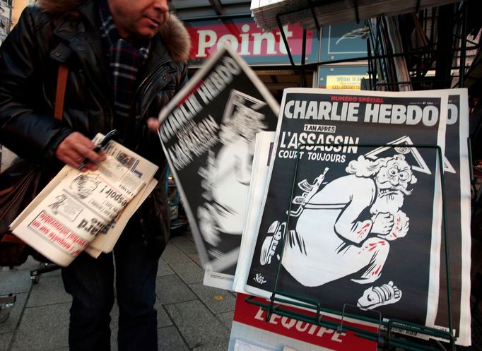 Zvláštní číslo Charlie Hebdo zobrazuje na titulní straně Boha s kapkami krve na oděvu a kalašnikovem na zádech. A titulkem "Rok poté: Vrah je stále na útěku".