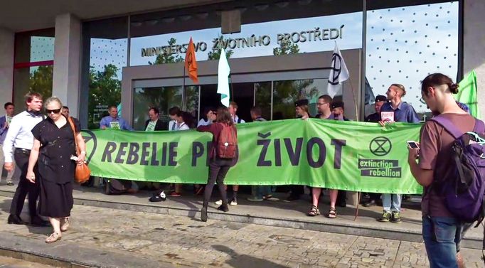 Protest před budovou ministerstva životního prostředí.