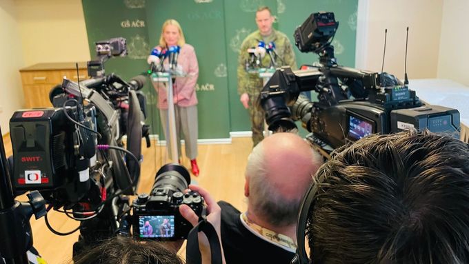 Kauza uniklých armádních dokumentů opět zhoršila už tak napjaté vztahy mezi Janou Černochovou a náčelníkem generálního štábu Karlem Řehkou. On obvinil resort, ona to kategoricky odmítá.