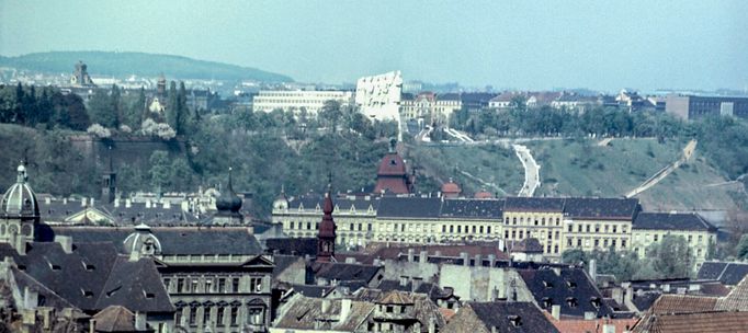 Archivní fotografie z éry 50. a 60. let 20. století, kdy na Letné v Praze vznikl a později zanikl nechvalně proslulý Stalinův památník.