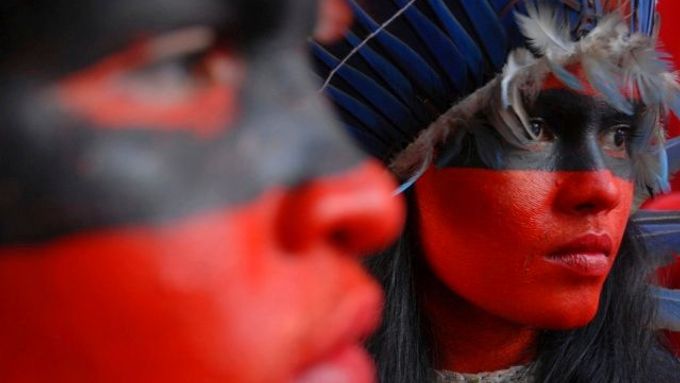 Fóra se podle organizátorů účastní i téměř 1300 zástupců domorodých kmenů z 50 zemí, nejvíce z nich je právě z Brazílie
