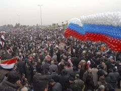 Sergeje Lavrova vítaly po odmítnutí rezoluce OSN v Sýrii davy lidí.