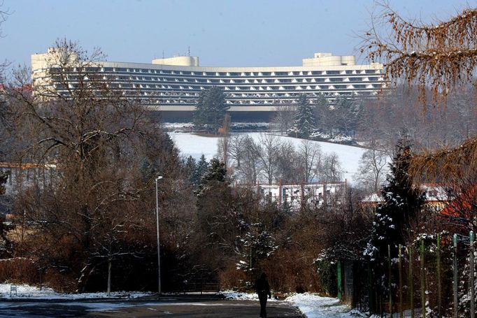 Od počátku osmdesátých let zdobí jižní svah pražské rezidenční čtvrti Hanspaulka hotel Praha.