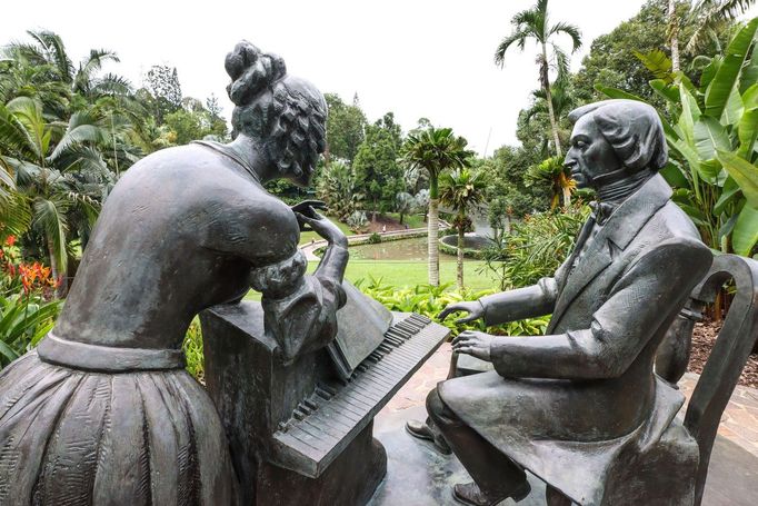 Socha Fryderyka Chopina od umělce Karola Badyny v botanické zahradě v Singapuru.