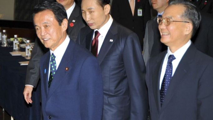 Japonský premiér Taró Aso (vlevo) doprovází čínského premiréra Wen Ťia-paa a jihokorejského prezidenta Lee Mjong-baka na jednání tří velmocí v japonském městě Dazaifu. Společně chtějí zabránit dopadu krize na jejich ekonomiky.
