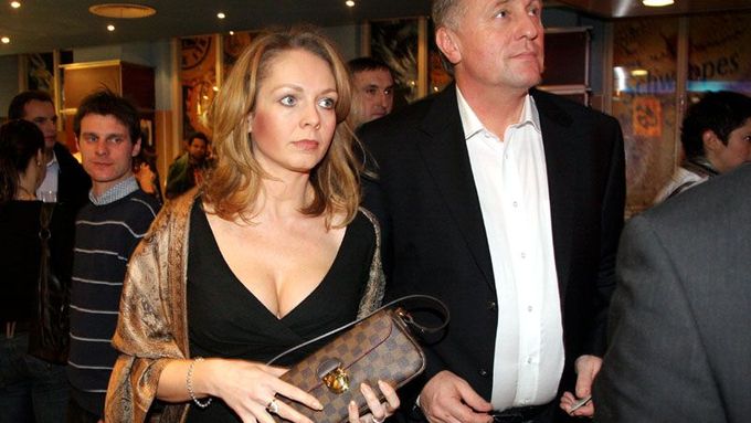 Mirek Topolánek s Lucií Talmanovou společně na premiéře v kině.
