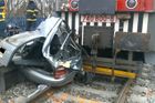 Vlak se střetl s autem a tlačil ho osmdesát metrů, po nehodě jsou dva zranění
