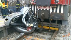 Vlak v Golčově Jeníkově srazil auto, dva mrtví