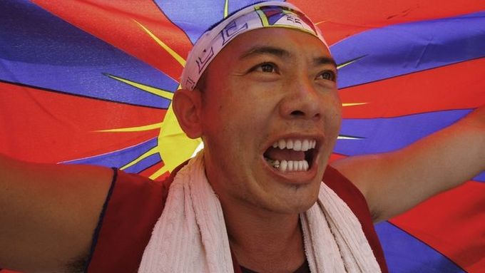 "Krvavá olympiáda," křičeli Tibeťané během demonstrace v indickém hlavním městě Dillí