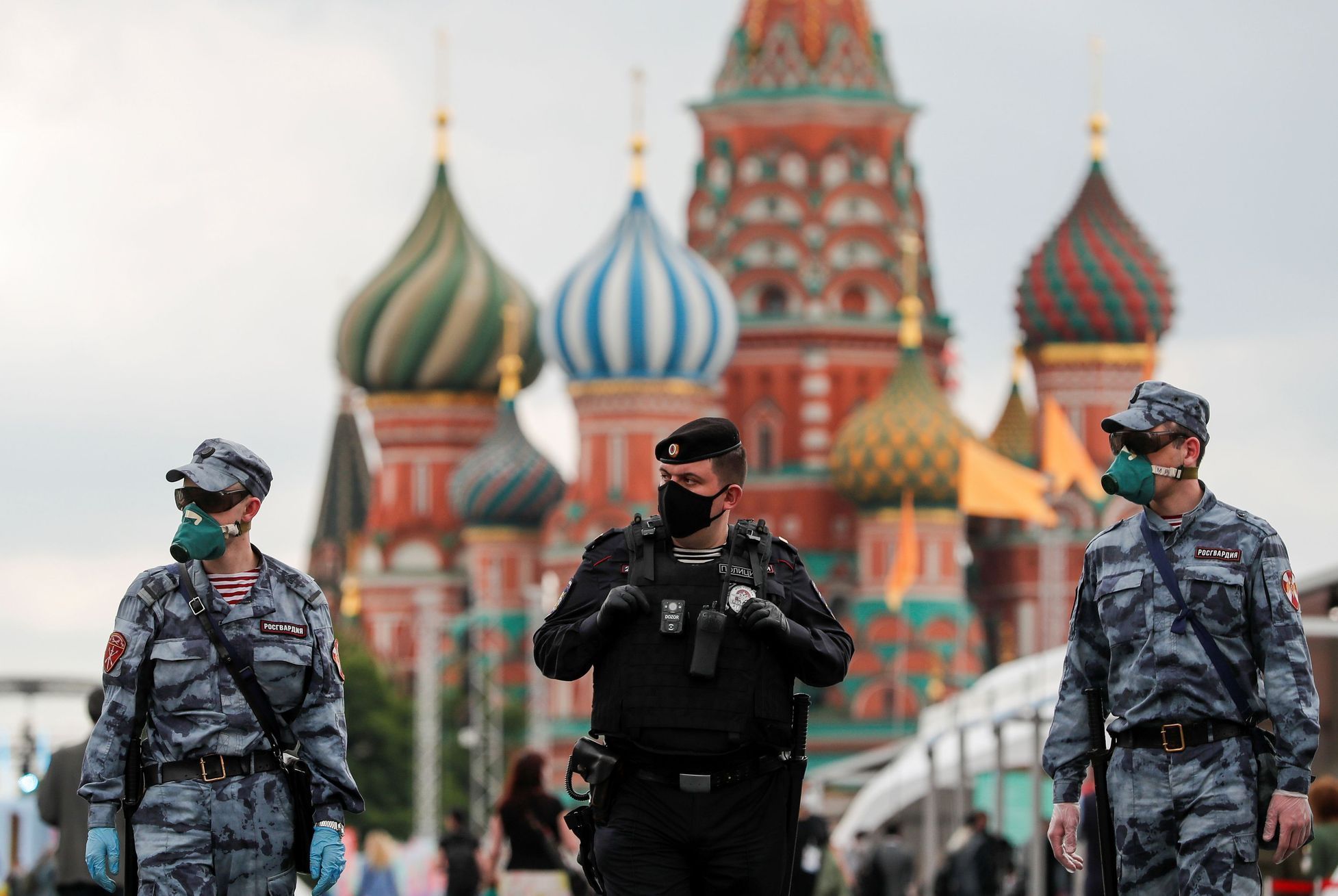 Ruské ozbrojené složky na Rudém náměstí v Moskvě 6. června.