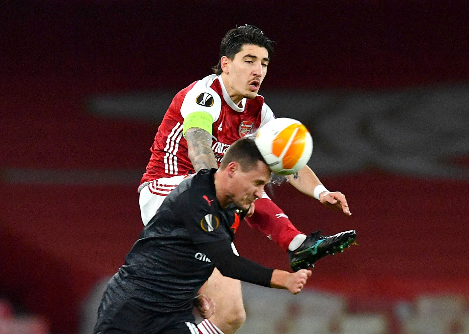 Héctor Bellerin a Jan Bořil ve čtvrtfinále EL Arsenal - Slavia