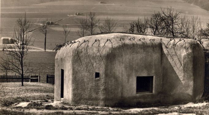 Od jara 1937 začaly být budovány moderní objekty lehkého opevnění vz.37, známější pod svým zlidovělým názvem "řopík" (podle zkratky ŘOP). Díkymasové výstavbě (dokončeno jichbylo přesdevět tisíc)se právěony stalysymbolem čs. stálého opevnění. Nové pevnůstky byly moderní nejen svou konstrukcí a vnitřním vybavením, ale především pojetím pevnostního boje. Místo čelních paleb, které byly typické pro jejich předchůdce, zaváděly stejně jako v těžkém opevnění palby boční. Objekty tak mohly být seskupovány do souvislých linií, v nichž se navzájem kryly palbou svých zbraní (na snímku je linie řopíků úseku K 2 přehrazujících silnici z Liberce do Chrastavy).