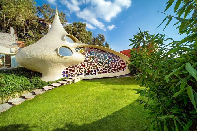 Seashell House (Nautilus House), Mexiko. Tento dům ve tvaru obří mušle, navržený Javierem Senosiainem, je symbolem bioarchitektury.