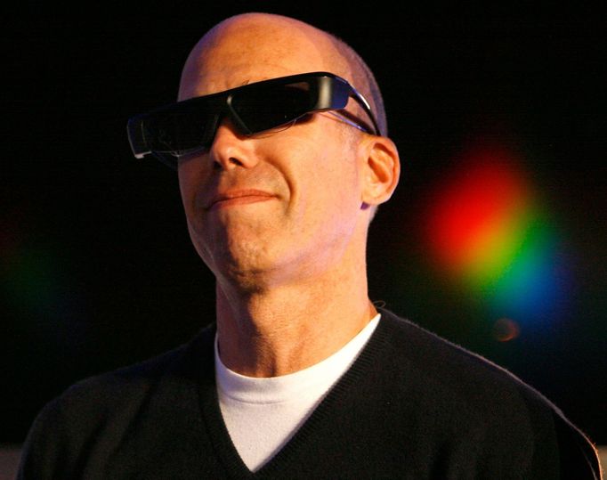 Šéf společnosti Samsung Katzenberg předvádí brýle pro 3D televizní projekci