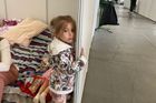 Malá Sofia je nachlazená, její máma má strach, aby v centru pro uprchlíky na brněnském výstavišti neonemocněla kvůli průvanu. Společně spí jen na matracích.