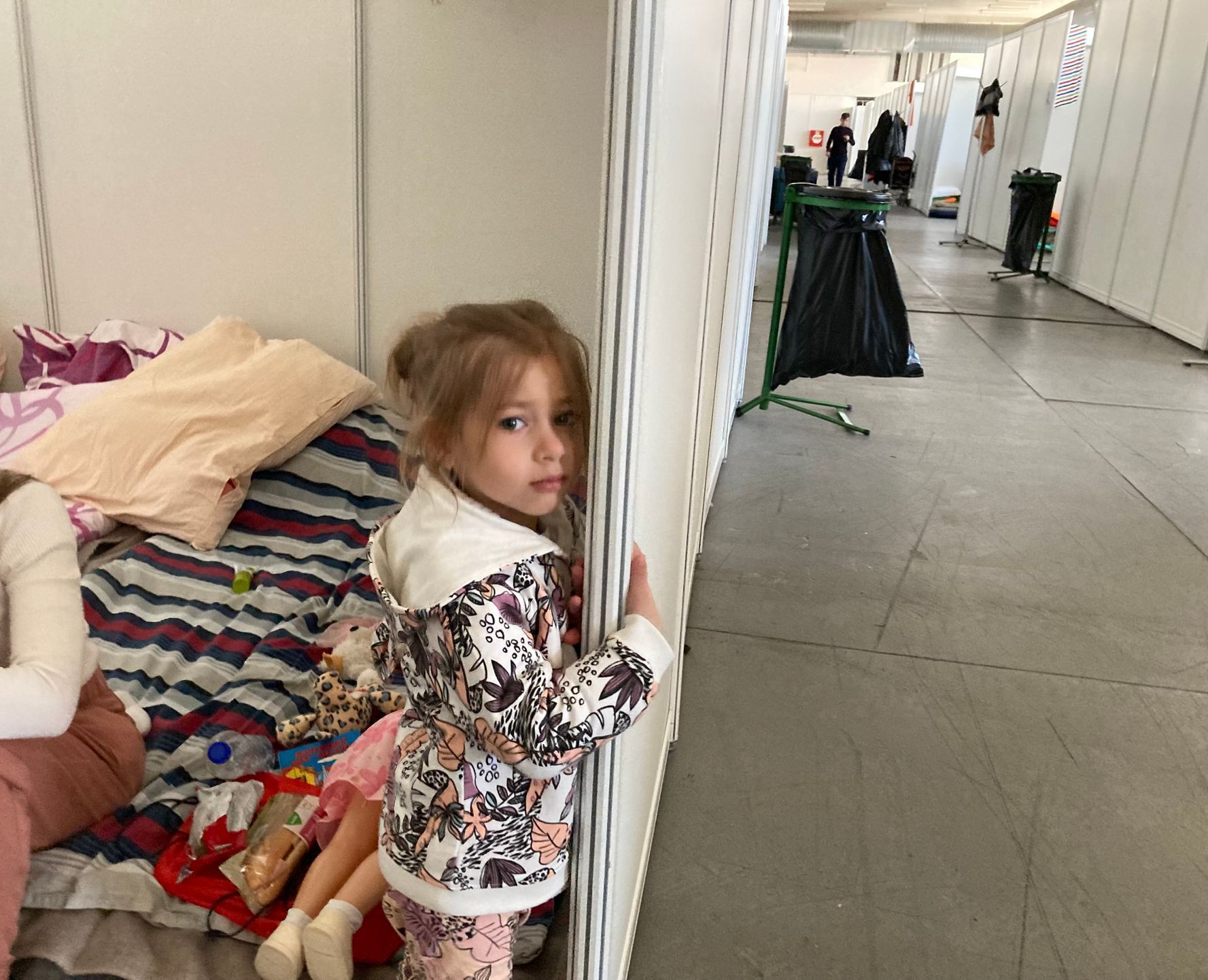 Malá Sofia je nachlazená, její máma má strach, aby v centru pro uprchlíky v Brně neonemocněla kvůli průvanu. Společně bydlí jen na matracích.