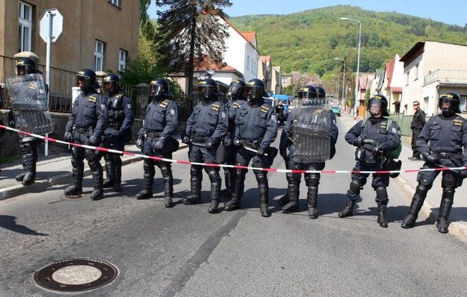 Tudy neprojdete! Policie zastoupila Dělnické straně veškeré vedlejší vchody do sídliště. Neustoupila ani hrozbám, že ji Dělnická strana bude žalovat