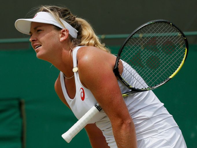 Coco Vandewegheová v osmifinále Wimbledonu 2015 s Lucií Šafářovou.