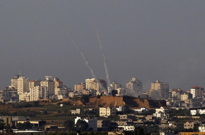 Smoke trails are seen as rockets are launched from the northern Gaza Strip November 16, 2012. Rockets fired from Gaza hit several sites in southern Israel on Friday shortly after Egyptian Prime Minister Hisham Kandil arrived in the Palestinian enclave. REUTERS/Ronen Zvulun (ISRAEL - Tags: POLITICS CIVIL UNREST MILITARY TPX IMAGES OF THE DAY) Published: Lis. 16, 2012, 8:19 dop.