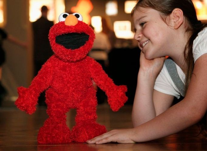 "Elmo Live!" Neboli Elmo, hrdina z - v USA velmi oblíbeného seriálu Sezamová ulice", jako živý. Machá rukama, sedá si a stoupá, když vypráví příběhy, dává si nohu přes nohu. Vtipkuje, hraje s vámi hry a zpívá. A co je hlavní: Otáčí hlavičkou a klape ústy jako skutečný maňásek.