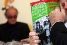 Ředitel převážně romské školy zatím seznamuje Michaela Kocába a pány ministry s místními poměry.
