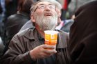 V Česku se v předvolební kampani vzývá jiný bůh: je zlatavý a teče