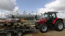 A tractor and trailer of planted vegetables wait outside the Olympic Stadium ahead of the Opening Ceremony in the London 2012 Olympic Park at Stratford in London July 13, 2012. REUTERS/Luke MacGregor (BRITAIN - Tags: SPORT OLYMPICS) Published: Čec. 13, 2012, 4:18 odp.