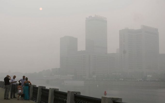 Panorama moskevských mrakodrapů se ztrácí ve cloně ze smogu. Když se pozorně zadíváte, zjistíte, že fotka je zde - vlevo lze vidět kotouč slunce. Poklicí smogu nepronikl.