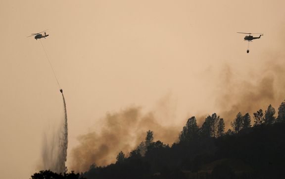 Hašení a následky rozsáhlého požáru v oblasti Carr v Kalifornii. 29. 7. 2018.