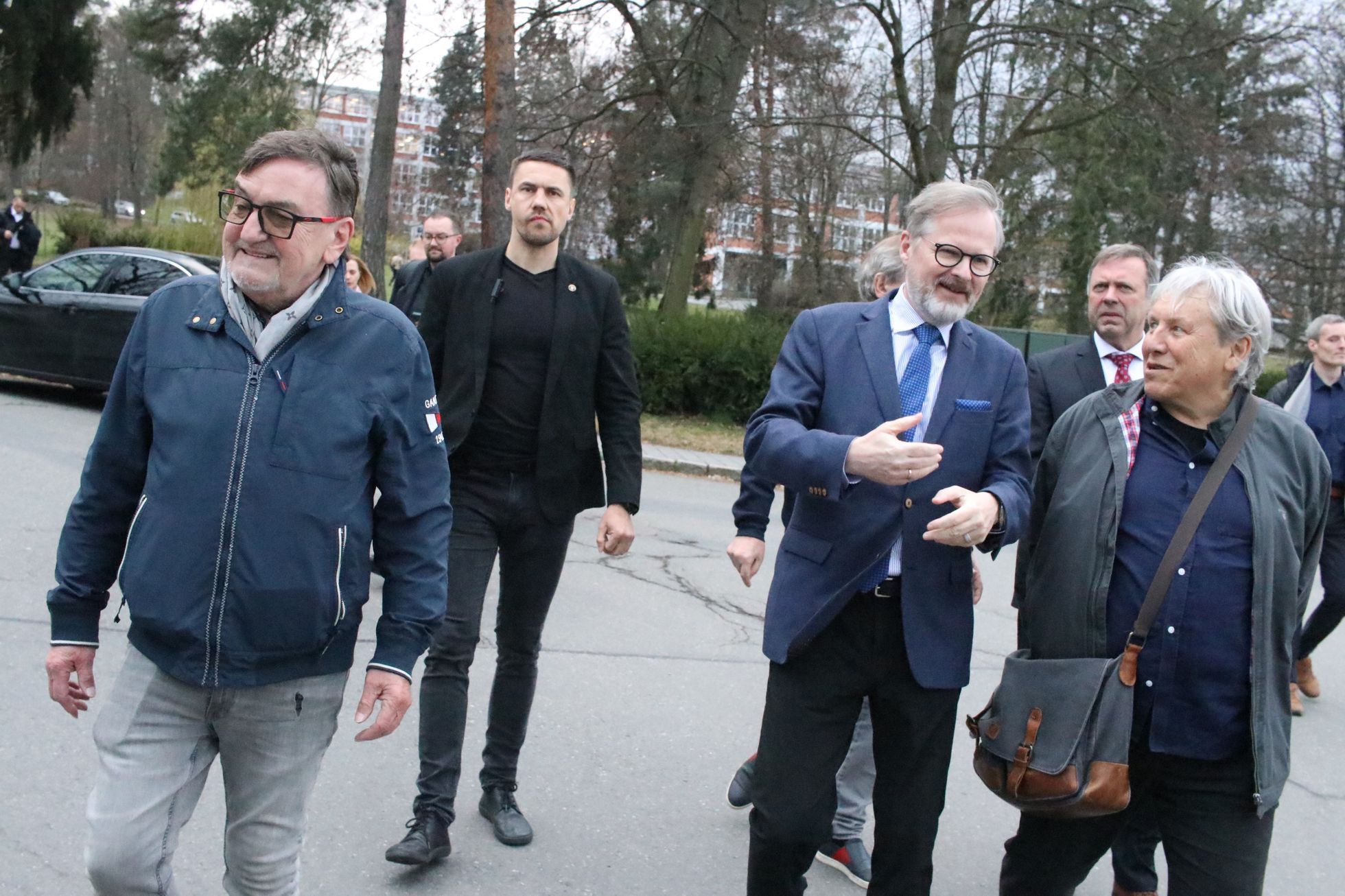 Premiér Petr Fiala přichází na setkání se svými příznivci ve Zlíně v roce 2025