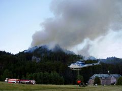 Hasiči zatím marně bojují s požárem v Národním parku České Švýcarsko.