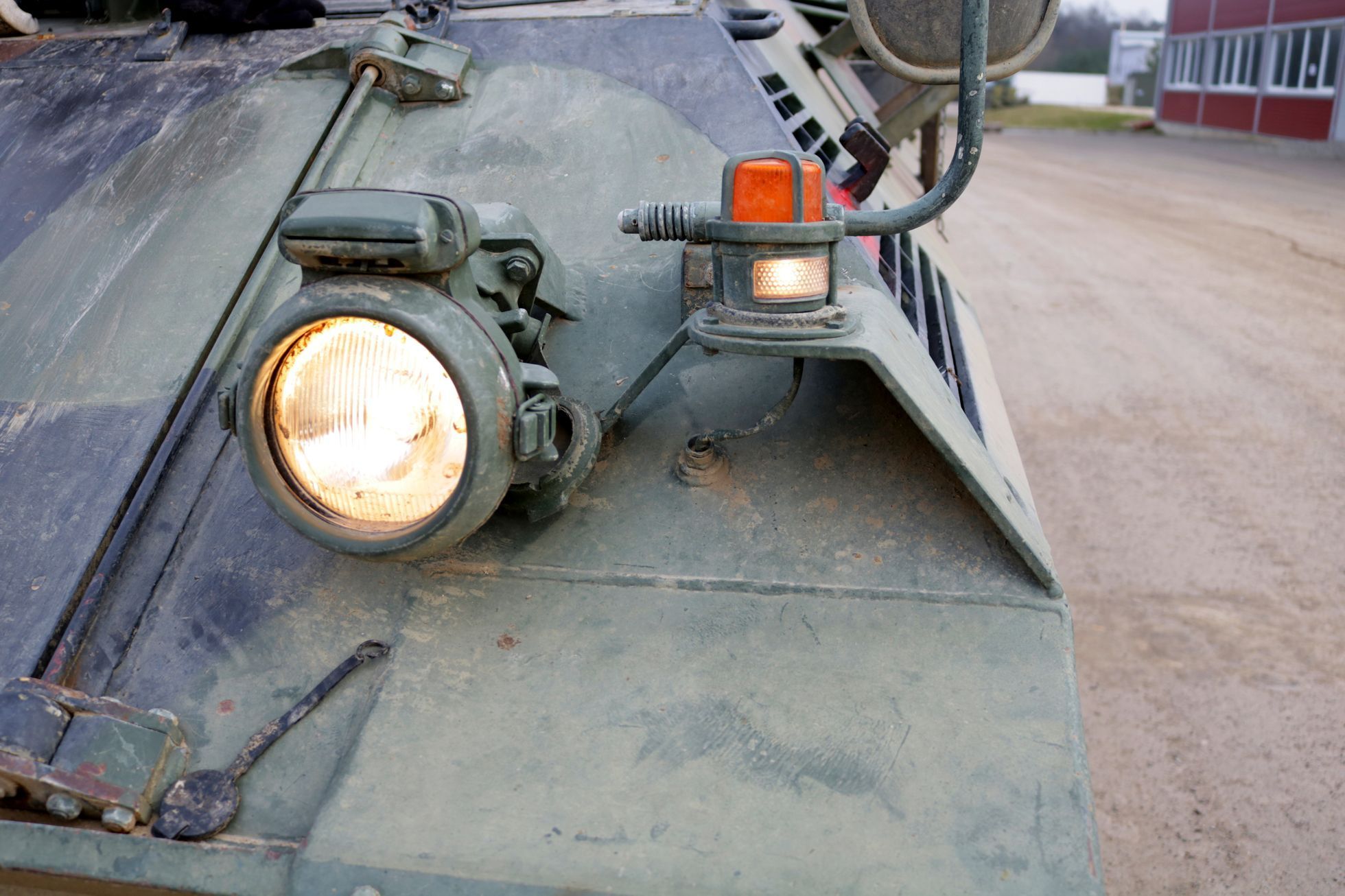 Obrněný pásový transporter Saurer 4K 4FA