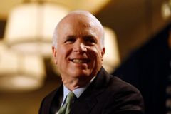 Zabijeme Íránce cigaretami, vtipkoval McCain
