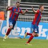 Fotbal, Gambrinus liga, Hradec Králové - Plzeň: Marián Čišovský (28) a Václav Procházka (21)