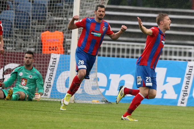 Fotbal, Gambrinus liga, Hradec Králové - Plzeň: Marián Čišovský (28) a Václav Procházka (21)