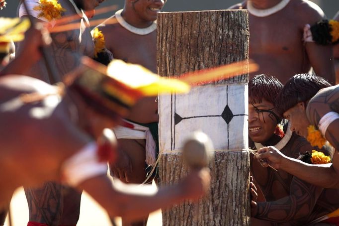 Yawalapiti men decorate tree trunks that represent distinguished people who have recently died during this year's 'quarup,' a ritual held over several days to honour in death a person of great importance to them, in the Xingu National Park, Mato Grosso State, August 18, 2012. This year the Yawalapiti tribe honoured two people - a Yawalapiti Indian who they consider a great leader, and Darcy Ribeiro, a well-known author, anthropologist and politician known for focusing on the relationship between native peoples and education in Brazil. Picture taken August 18, 2012. REUTERS/Ueslei Marcelino (BRAZIL - Tags: SOCIETY ENVIRONMENT) FOR EDITORIAL USE ONLY. NOT FOR SALE FOR MARKETING OR ADVERTISING CAMPAIGNS. ATTENTION EDITORS - PICTURE 29 OF 37 FOR THE PACKAGE 'THE YAWALAPITI QUARUP RITUAL' Published: Srp. 29, 2012, 10:21 dop.