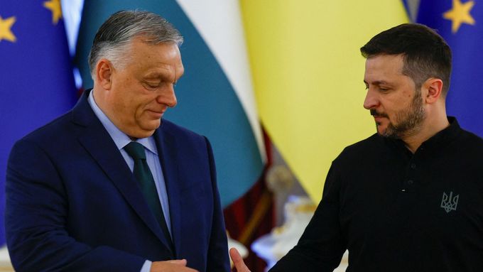 Ukrajinský prezident Volodymyr Zelenskyj a maďarský premiér Viktor Orbán na archivním snímku z června 2024 v Kyjevě.