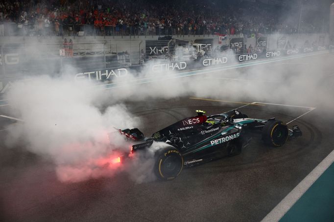 Lewis Hamilton se loučí s vozem Mercedes po VC Abú Zabí F1 2024