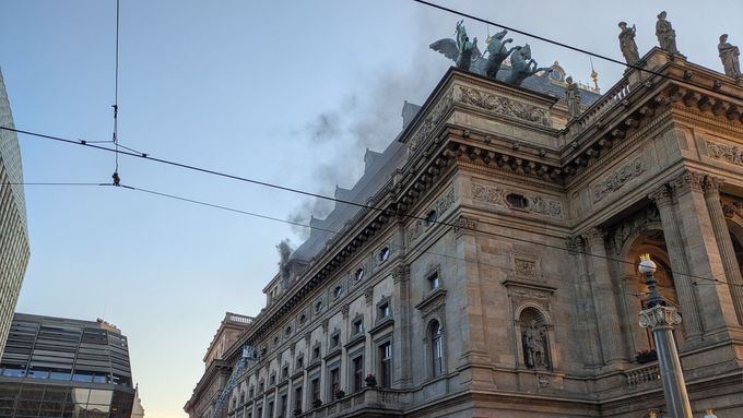 Hasiči zasahují u požáru šatny v historické budově Národního divadla, 26. listopadu 2024, Praha. 