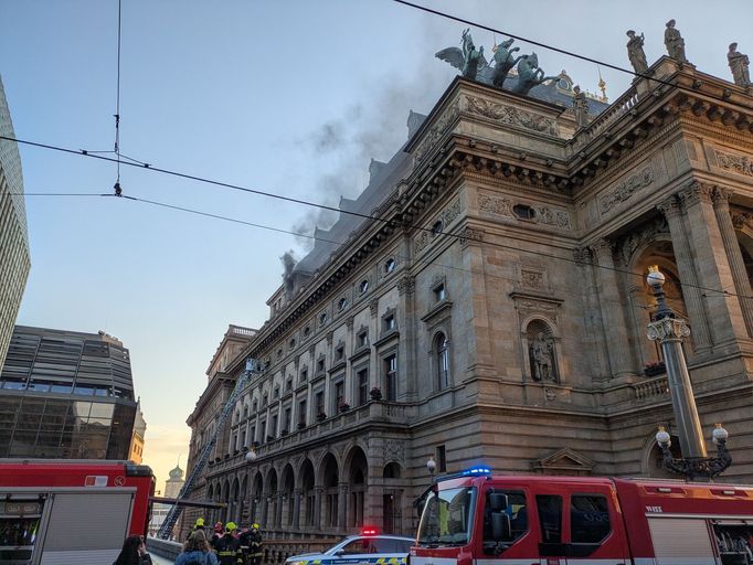 Hasiči zasahují u požáru šatny v historické budově Národního divadla, 26. listopadu 2024, Praha. 