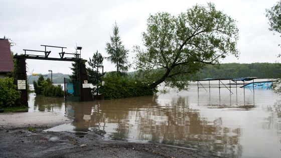 Den druhý: vodní živel v ulicích, voda všude, kam se podíváte