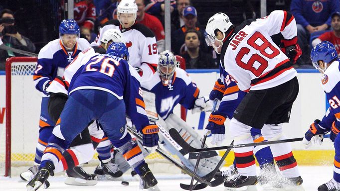 NHL: New Jersey Devils at New York Islanders (Jágr střílí 700. gól)