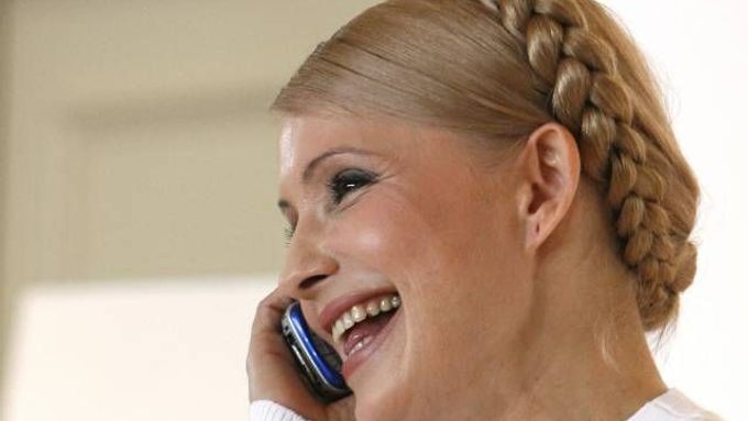 Julia Tymošenková přijímá první gratulace k průběžným volebním výsledkům.