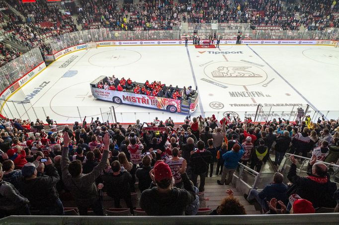 90 let třineckého hokeje: Exhibice Třinec - Vsetín: Odkrytý autobus s mistry extraligy 2019.