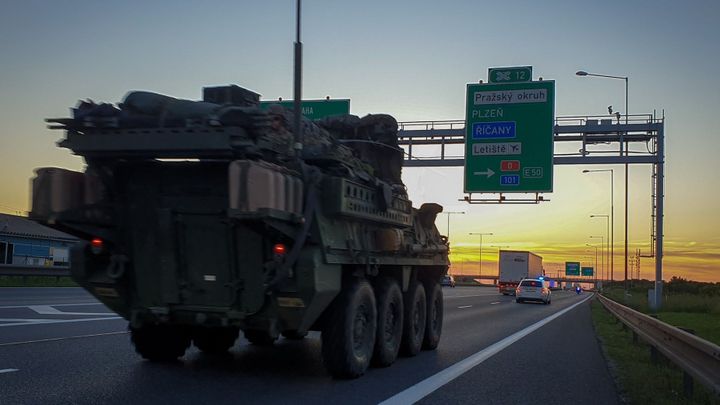 Česko opustil konvoj americké armády. Z cvičení NATO se vrací na základnu v Německu; Zdroj foto: Twitter Armáda ČR